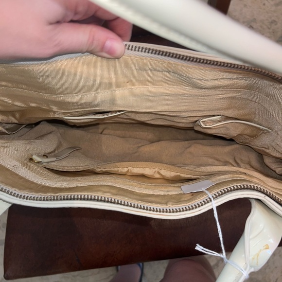 Charles David white pebble purse with leather trim and zipper close - Picture 4 of 4